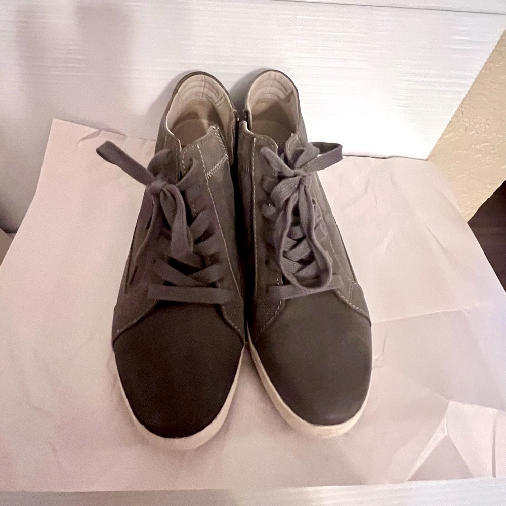 Dansko Onyx Mid Top Lace-Up Sneaker Bootie Gray Leather upper Size 41/10.5-11